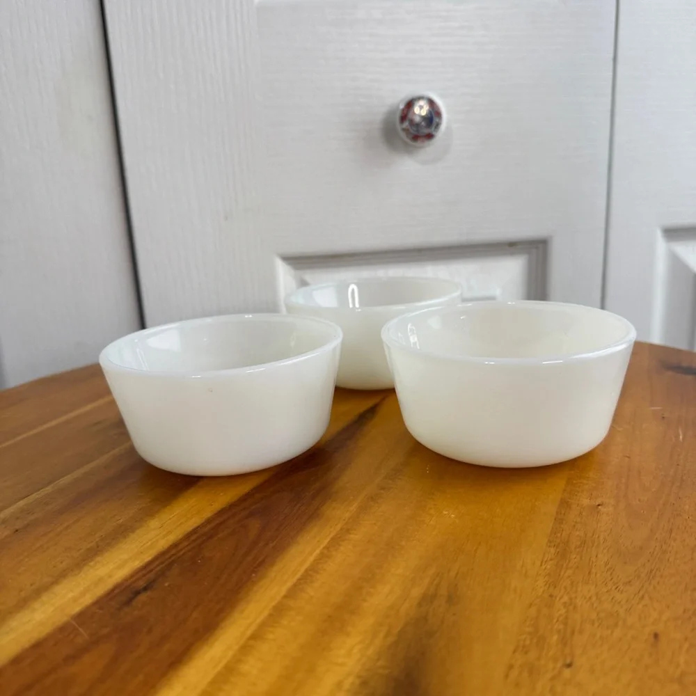 Anchor Hocking Fire King milk glass custard bowls‎